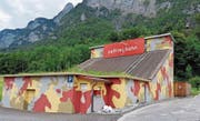 Die neue (Tarn)-Bemalung der Palfries-Talstation erinnert an ihren ehemaligen Zweck, als die Seilbahn noch dem Militär diente. (Bild: PD)