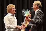Stadtrat Peter Gubser (rechts) ehrt am Sonntagabend die Turn-Inkarnation Nick Sigg, Organisationschef des Rollstuhlsport-Events «Weltklasse in Arbon», als «Arboner des Jahres».