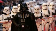 Darth Vader mit Sturmtruppen. (Bild: ap)