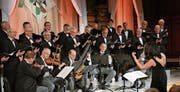 Katharina Kühne leitet die Sänger vom Liederkranz und Musiker des Schrammel-Quintetts. (Bild: Monika Wick)
