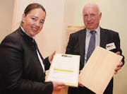 Regierungsrätin Carmen Haag unterstützt die Protestaktion von Vereinspräsident Josef Imhof. (Bild: Christof Lampart)
