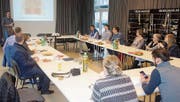 Organisator Mario Kradolfer begrüsst die Teilnehmer zum zweiten Netzwerktreffen Jugend im Blaswerk Haag. (Bild: Urs Handte/PD)