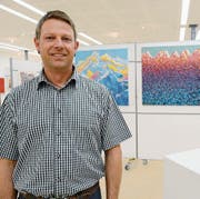 Michael Zöhrer, Präsident des Vereins Helemhealth direct in Buchs, hat die Ausstellung in der Spörry-Halle organisiert. (Bild: Hansruedi Rohrer)