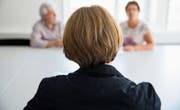 Die Mitarbeitenden der Kindes- und Erwachsenenschutzbehörde müssen über viel Fingerspitzengefühl verfügen. (Bild: Peter Klaunzer/Keystone)