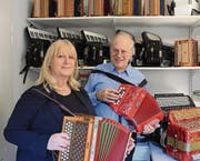 Heidi und Ruedi Wachter-Rutz in den Räumen ihres Musikhauses beziehungsweise ihrer Musikschule. (Bild: Alessia Pagani)