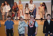 Zum Abschluss singen und tanzen die Schauspieler voll Begeisterung den «Johnny Daepp»-Song. (Bild: Hanspeter Thurnherr)
