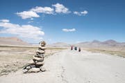 Auf dem Pamir Highway traf das Paar auf andere Veloreisende. (Bild: PD/Claudia Enz)