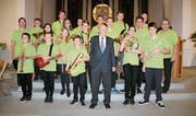 Ein gutgelaunter Altbundesrat inmitten der Schar Jungbläser der Jugendmusikschule in der Martinskirche. (Bild: Hedy Züger)