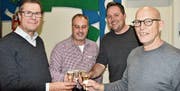 Stadtpräsident Daniel Gut und die Vorstandsmitglieder Rolf Pfeiffer, Daniel Keusch sowie Präsident Herbert Bokstaller von Wirtschaft Buchs stossen auf ein gutes neues Jahr 2018 an. (Bild: Thomas Schwizer)