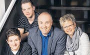 Orlando Simeon mit seiner Frau Barbara und den Söhnen Mauro (vorne) und Ursin (hinten). (Bild: pd)