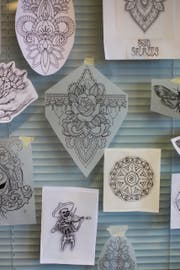 Verschiedene Tattoo-Vorlagen im Studio Stichflut. (Bild: Mareycke Frehner)