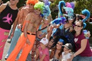 R wie Raver: Jung gebliebenes Kind der 1980er. Früher machten die «24 Hour Party People» noch jede Nacht zum Tag. Heute pilgern sie an die Street Parade, um ihrer Jugend zumindest einmal im Jahr nochmals nahezukommen. Besonders schöne Exemplare dieser alternden Spezies sind jeweils am Sonntagnachmittag im «Ziegel oh Lac» zu beobachten: aschfahle Gestalten mit Glatzen und verzerrten Gesichtszügen (siehe Chemie), die aussehen, als hätte man sie 1996 in den Klub «Katakombe» gesperrt und erstmals wieder ans Tageslicht gelassen. (Bild: Keystone)