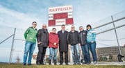 Sind glücklich: FC-Präsident Thomas Würth, Gemeindepräsident Stephan Tobler, Gemeinderätin Priska Lang, Bankleiter Arno Zessack, Gemeinderat Michael Waldburger, Ernst Waldburger (Männerturnverein) und Ladina Ruhstaller (Geräteriege und Frauenturngruppe). (Bild: Andrea Stalder)