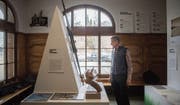 Walter Steiner im Wartsaal Lichtensteig, vor ihm eine seiner Holzskulpturen. Auf dem Fensterbrett links sind die Objekte Birgit Widmers zu sehen. (Bild: Benjamin Manser)