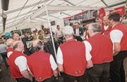 Das Fyrobed-Chörli am Stand der Näf Service AG in Aktion. (Bild: Lorenz Reifler)