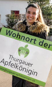Apfelkönigin Marion Weibel mit einer der Tafeln, die an den Dorfeingängen von Rickenbach montiert worden sind. (Bild: PD)
