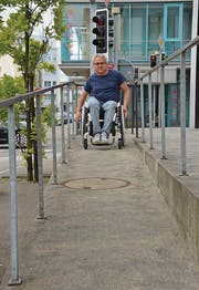 Stadtplanprojektleiter Markus Böni zeigt auf, dass die Rampe beim Departement Soziales, Jugend und Alter gut befahrbar ist.