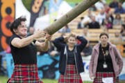 Baumstammwerfen der Frauen bei den Appowila Highland Games 2015. (Bild: Peter Käser)