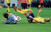 Harte Landung: Die überharte Spielweise der Schweden setzte den Italienern im Hinspiel zu. (Bild: Frank Augstein/AP)