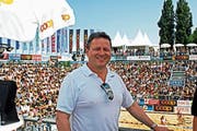 Peter Thoma, Geschäftsführer der Beachtour, im Centre Court am Rorschacher Hafen. (Bild: Fritz Bichsel)