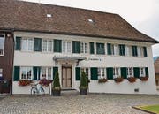 Einst ein Bauernhaus, ist hier nach umfangreichen Renovations- arbeiten die Verwaltung der Gemeinde Oberweningen untergebracht.