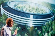 Stararchitekt Norman Foster spricht vor Studenten in Lausanne, im Hintergrund eine Visualisierung des neuen Hauptsitzes von Apple in Cupertino. (Bild: Valentin Flauraud/Keystone (15. September 2015))