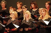 Die Harmonie-Singers Wil begeisterten das Publikum in der Tonhalle mit Vielfalt, Überraschendem und purem Hörspass. (Bild: Christof Lampart)