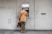 Beim Eintippen des PIN-Codes sollten Dritte keinen Einblick bekommen. Bild: Christian Beutler, Keystone (Bild: Christian Beutler/KEY)