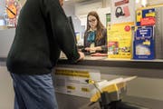 Von den noch aktuell 72 Poststellen im Kanton St.Gallen sollen 31 Filialen geschlossen und wenn möglich durch eine Postagentur ersetzt werden. (Symbolbild) (Bild: CHRISTIAN BEUTLER (KEYSTONE))