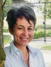 Trotz Gittern und Mauern lächelt Annette Keller, die Thurgauer Gefängnisdirektorin in Hindelbank. (Bild: Kathrin Zellweger)