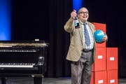 Thomas Götz fragt: «Wohin mit der Cassis-Flasche?» (Bild: Reto Martin)