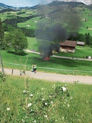 Das PS-starke Elektroauto geriet nach der Zieldurchfahrt über ein Wiesenbord und brannte komplett aus. Bild: Leser (bild)