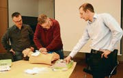 Wie macht man eine Herzmassage? Erlens Gemeindeammann Roman Brülisauer und Bauverwalter Jörg Bürgisser folgen den Instruktionen von Marc Wettering. (Bild: Hannelore Bruderer)