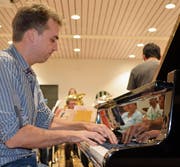 Benjamin Engeli probt mit der Brass Band Musikgesellschaft Hörhausen im Oberstufenzentrum Rietwies in Müllheim. (Bild: Margrith Pfister-Kübler)