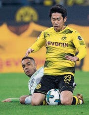 Wolfsburgs Daniel Didavi (links) und der Dortmunder Shinji Kagawa im Zweikampf. (Bild: AP)
