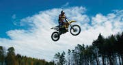 Christoph Möckli: In der Kiesgrube seines Vaters in Schlatt lehrt er Motocross. (Archivbild: pd)