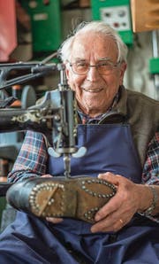 Armin Näf an der Schuhmachermaschine in seiner Werkstatt in Unterwasser. (Bild: Michel Canonica (Michel Canonica))