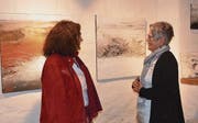 Rita Eschenmoser (rechts) diskutiert mit Annemarie Engler über ihre Werke. (Bild: Mengia Albertin)