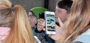 Schülerinnen und Schüler sehen, wie schnell anhand der richtigen Programme auf ein Handy zugegriffen werden kann. (Bild: Noemi Oesch)