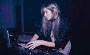 Konzentrierte Schönheit: Mahara McKay legt Sound zwischen 80s-Elektro und R 'n' B auf. (Bild: Mathias Frei)