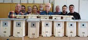 Stolze Präsentation nach getaner Arbeit: Mitglieder des Ornithologischen Vereins Buchs-Werdenberg. (Bild: Edith Altenburger)