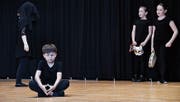 Auf der Bühne der Turnhalle Sommeri führen die Schülerinnen und Schüler des Freifachkurses vor, was sie gelernt haben. (Bild: Manuel Nagel)
