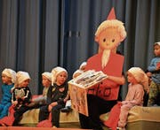 Auch die Allerjüngsten vom Muki-Turnen sind Teil der Turnunterhaltung und sorgen bei den Besuchern als «Sandmännchen» für Verzückung. (Bild: Monika Wick)