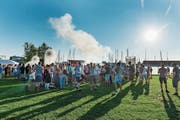 Vor zwei Jahren war während des Festivals viel los auf der Festwiese. Wegen des angekündigten Regens findet dort dieses Jahr nichts statt. (Bild: Andrea Stalder)
