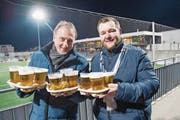 FC-Wil-Kommunikationschef Dani Wyler hält Wort und bringt den Wohlen-Fans das versprochene Freibier vorbei. (Bild: Ralph Ribi)