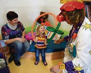 Selina freut sich über die Blume aus Ballonen. (Bild: Nana do Carmo / TZ)