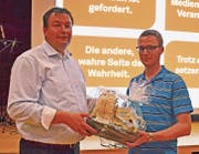 FDP-Präsident Simon Seelhofer (rechts) bedankt sich mit einem Präsent bei Referent Glen Aggeler. (Bild: Peter Jenni)