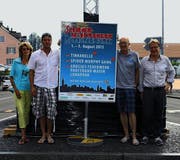 Die OK-Mitglieder Madeleine Fisch (Kassierin), Marcel Fisch (Präsident), Jürg Kocherhans (Aktuar) und Bruno Zürcher (Werbung) werben bereits für das Sommernachtsfest. (Bild: Michèle Vaterlaus)