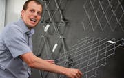 Unscheinbar: Andrea Roth, General Manager der Geobrugg AG, zeigt High-Tech-Netze, die äusserlich einem Maschendrahtzaun ähneln. (Bild: Christof Lampart)