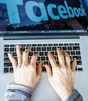 Ein böses E-Mail oder ein beleidigender Post in den sozialen Medien ist schnell geschrieben. (Bild: KEY)